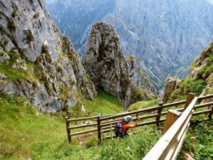 Fotografía de San Esteban de Cuñaba, mostrando su arquitectura tradicional y su ubicación privilegiada en medio de montañas y senderos naturales.