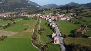 Villa de Panes rodeada de montañas y naturaleza en España.
